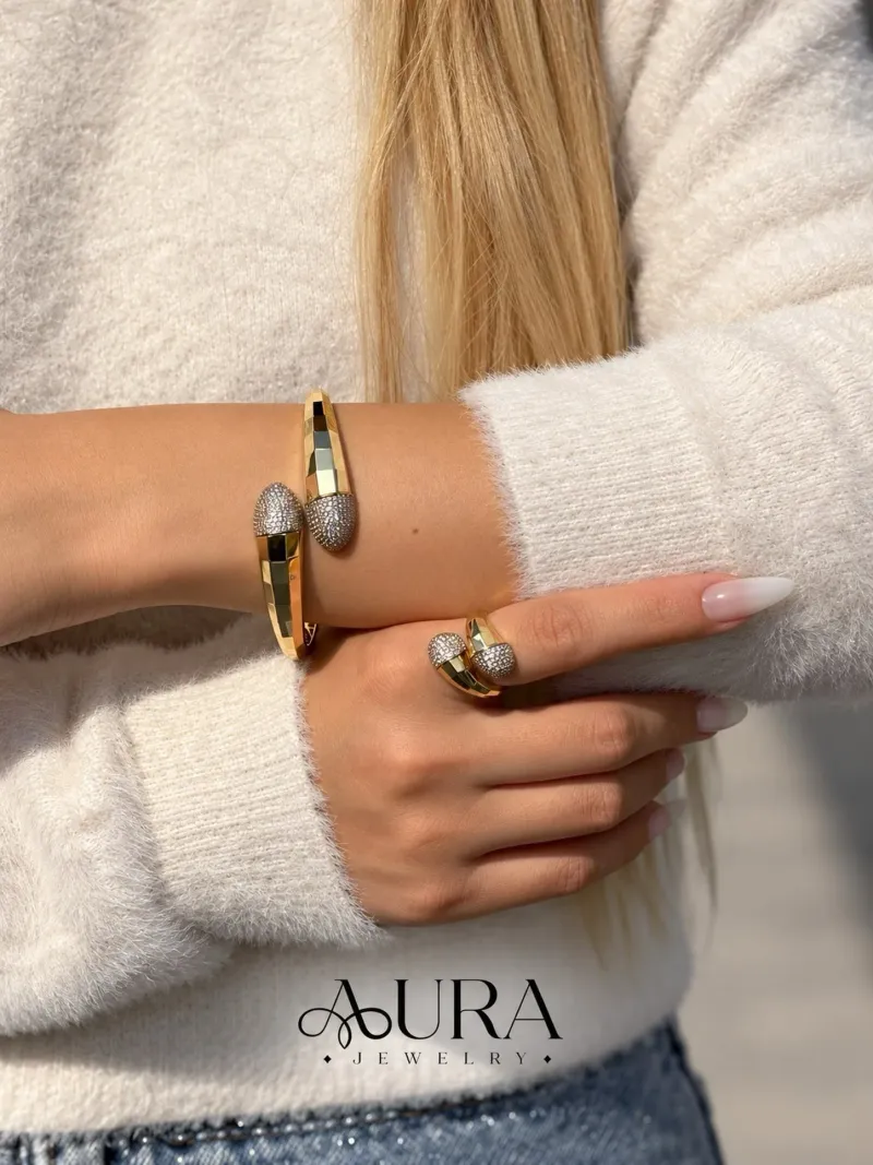 Aura Sarraf: Altının güçlü ışıltısı, taş detaylarının zarafetiyle buluşuyor. ✨ Modern formuyla öne çıkan altın bilezik ve…